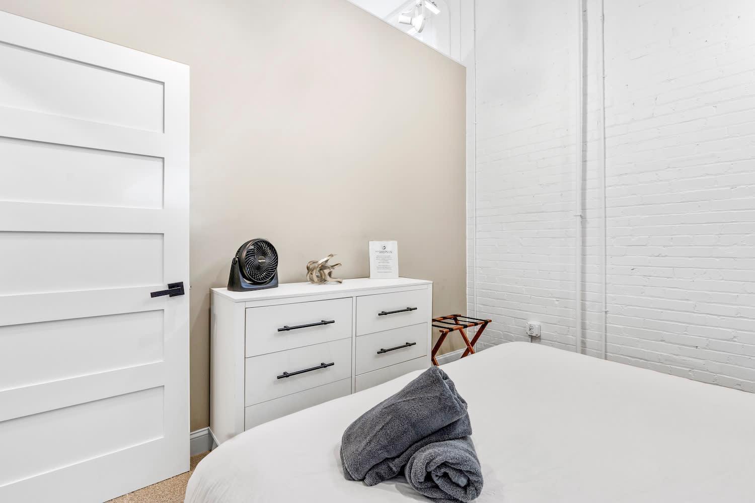 Apartment King Sleep10 5bed 4br 2ba Swepson Icon